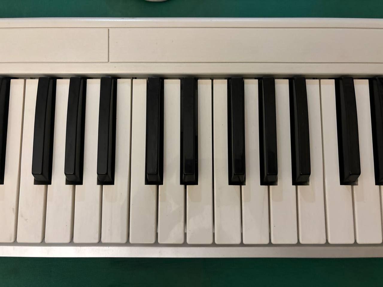 Korg K61 Tastiera MIDI USB 61 Tasti USATO 5 Primo piano sui tasti centrali della tastiera Korg K61.
