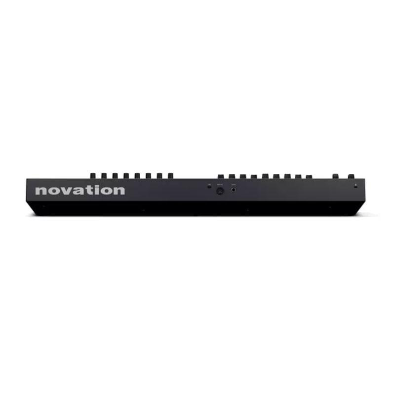 Novation Launchkey 49 MK4 2 Retro della Novation Launchkey 49 MK4 con connessioni visibili.
