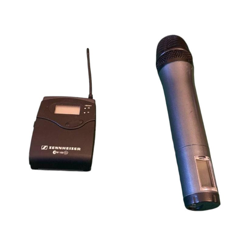 Sennheiser EW100 G2 - Radiomicrofono Palmare per Telecamera USATO 1 Radiomicrofono a mano e ricevitore bodypack Sennheiser EW 100 G2 posizionati uno accanto all’altro.