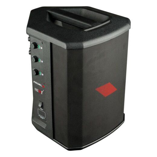 Vista frontale di un sistema audio portatile Proel FreeOneX, con un design compatto e maniglia integrata sulla parte superiore.