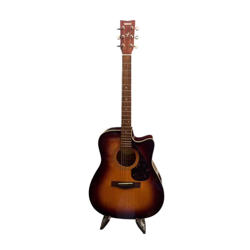 Yamaha FX370C TBS Chitarra Acustica Elettrificata USATO 1 Chitarra acustica Yamaha FX370C TBS con finitura sunburst, visualizzata frontalmente su un supporto.