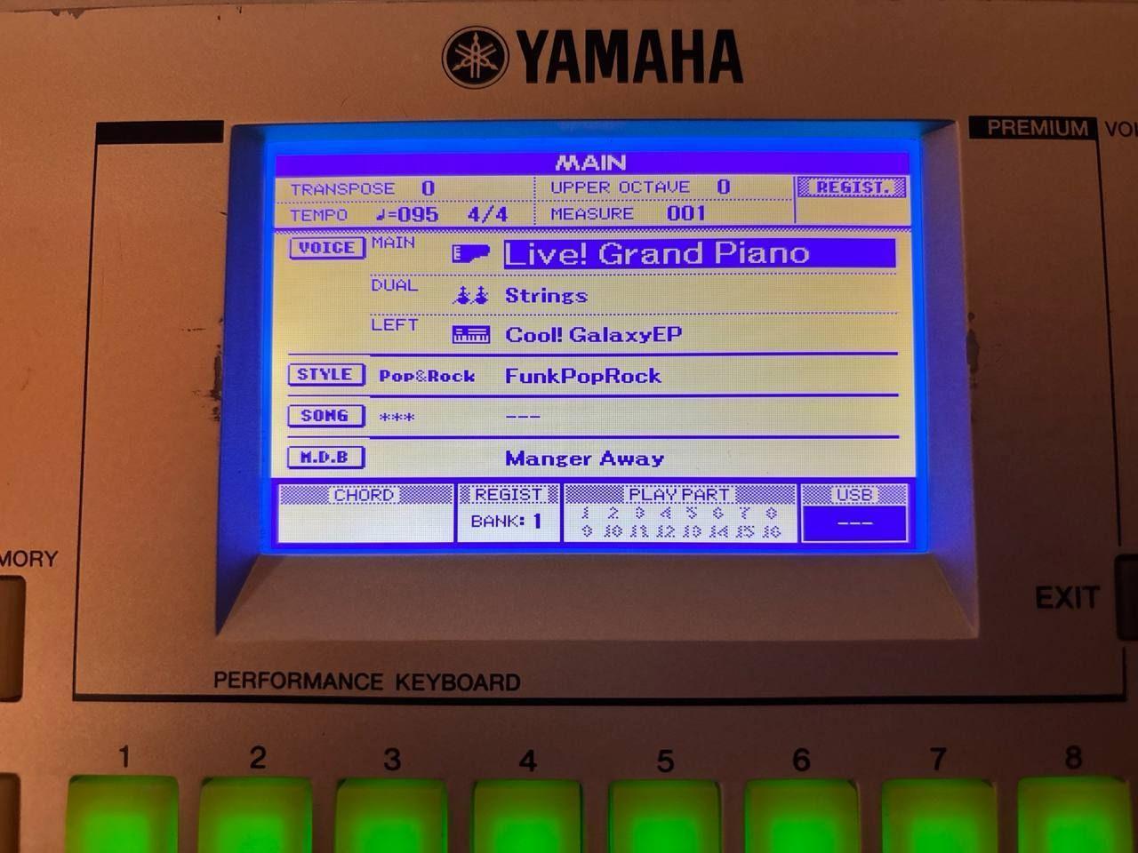 Yamaha PSR-S500 Usato 5 Primo piano dello schermo LCD della Yamaha PSR S500 che mostra la selezione "Live! Grand Piano" e altre impostazioni.