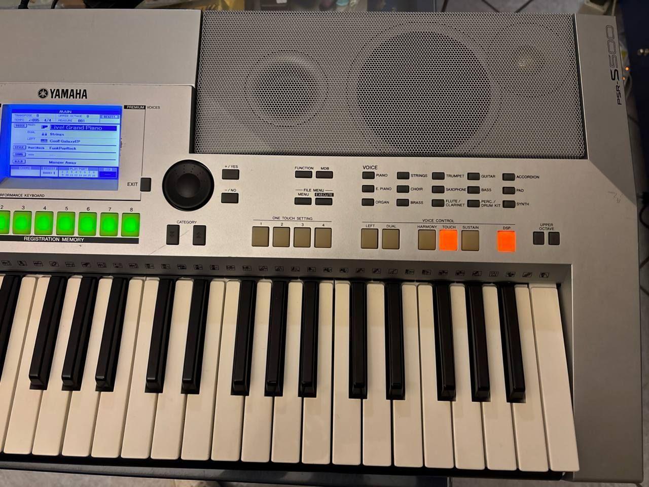Yamaha PSR-S500 Usato 4 Vista del lato destro del pannello della Yamaha PSR S500 con tasti di controllo, luci di registrazione e sezione di effetti vocali.