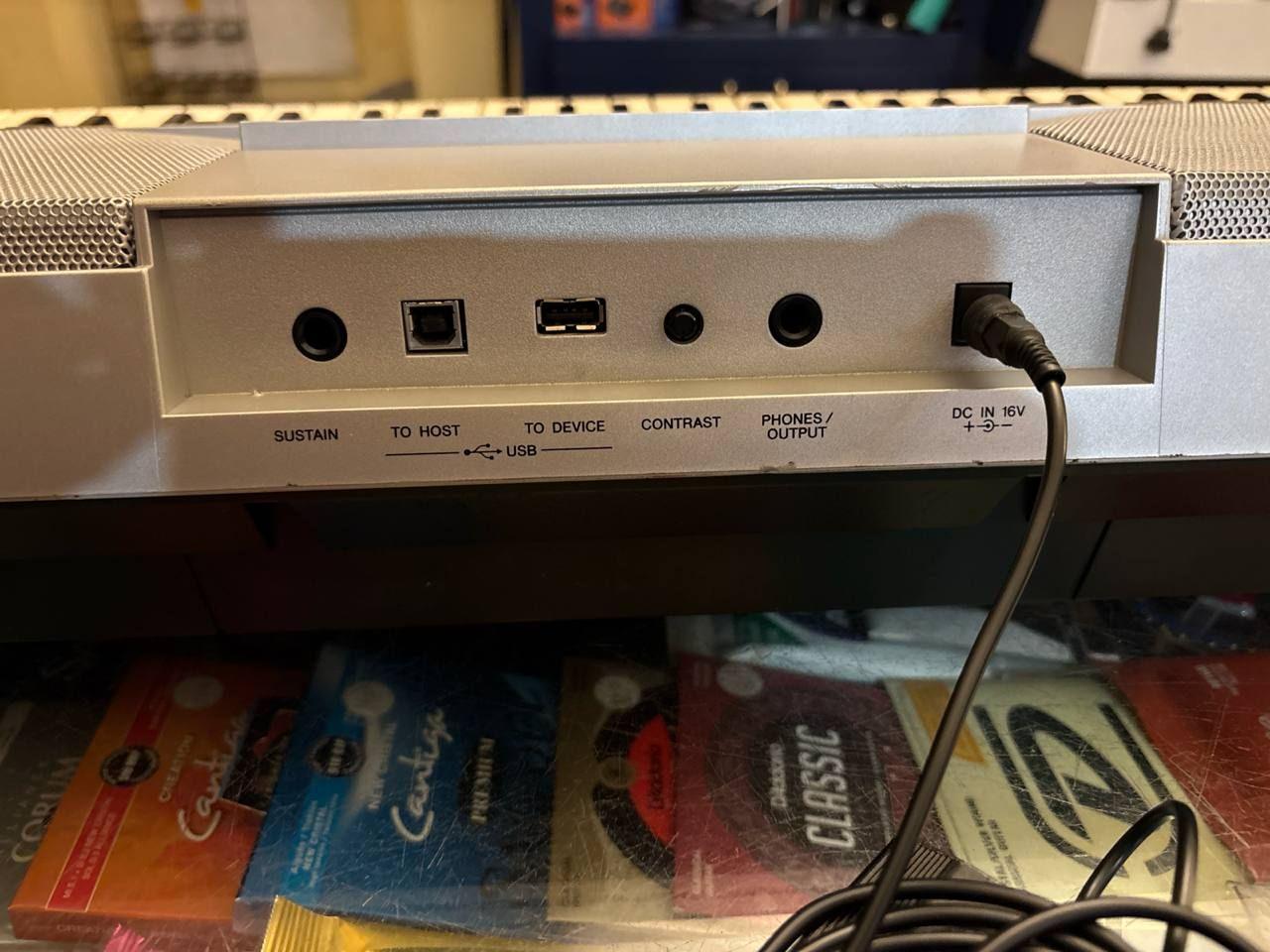 Yamaha PSR-S500 Usato 3 Vista posteriore della Yamaha PSR S500 che mostra le porte di connessione per USB, sustain e alimentazione.