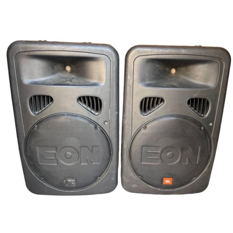 JBL EON 15 G2 Coppia Diffusori Amplificati Usato 1 Coppia di altoparlanti amplificati JBL EON 15 G2, vista frontale con griglie protettive e marchio distintivo JBL.