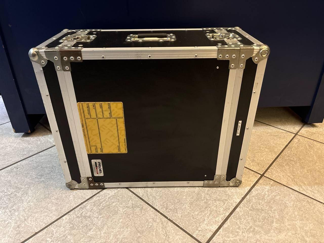 Proel Flight Case Rack Professionale 6U Usato 2 Vista laterale del Proel Flight Case Rack 6U con etichette e dettagli sul retro.