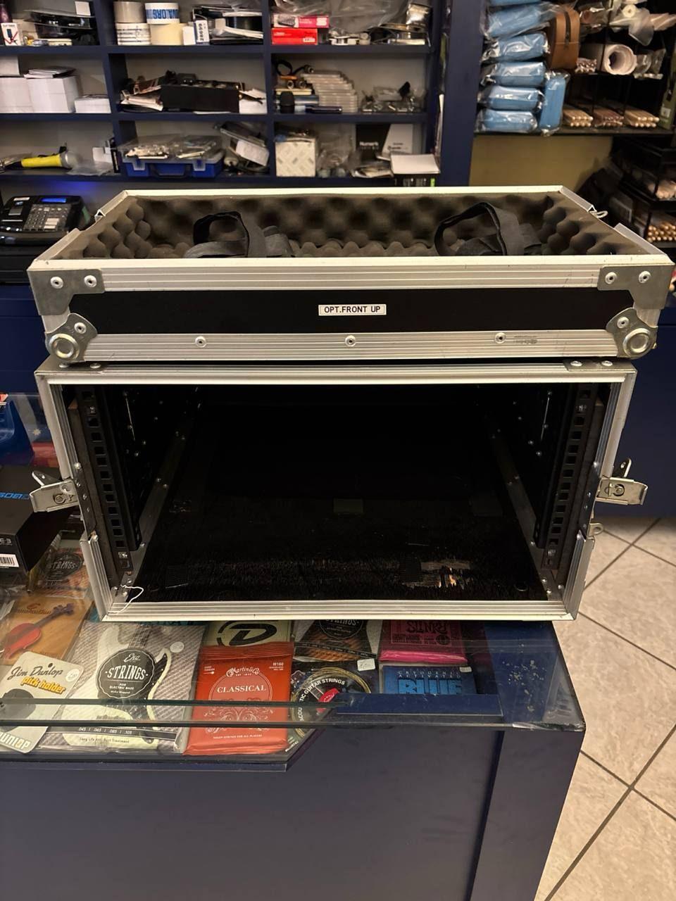 Proel Flight Case Rack Professionale 6U Usato 3 Interno del Proel Flight Case Rack 6U con imbottitura protettiva e supporti.