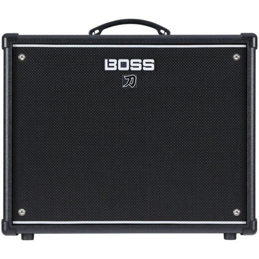 Amplificatore BOSS Katana 100 Gen 3 visto frontalmente, con logo BOSS ben visibile sulla griglia nera.