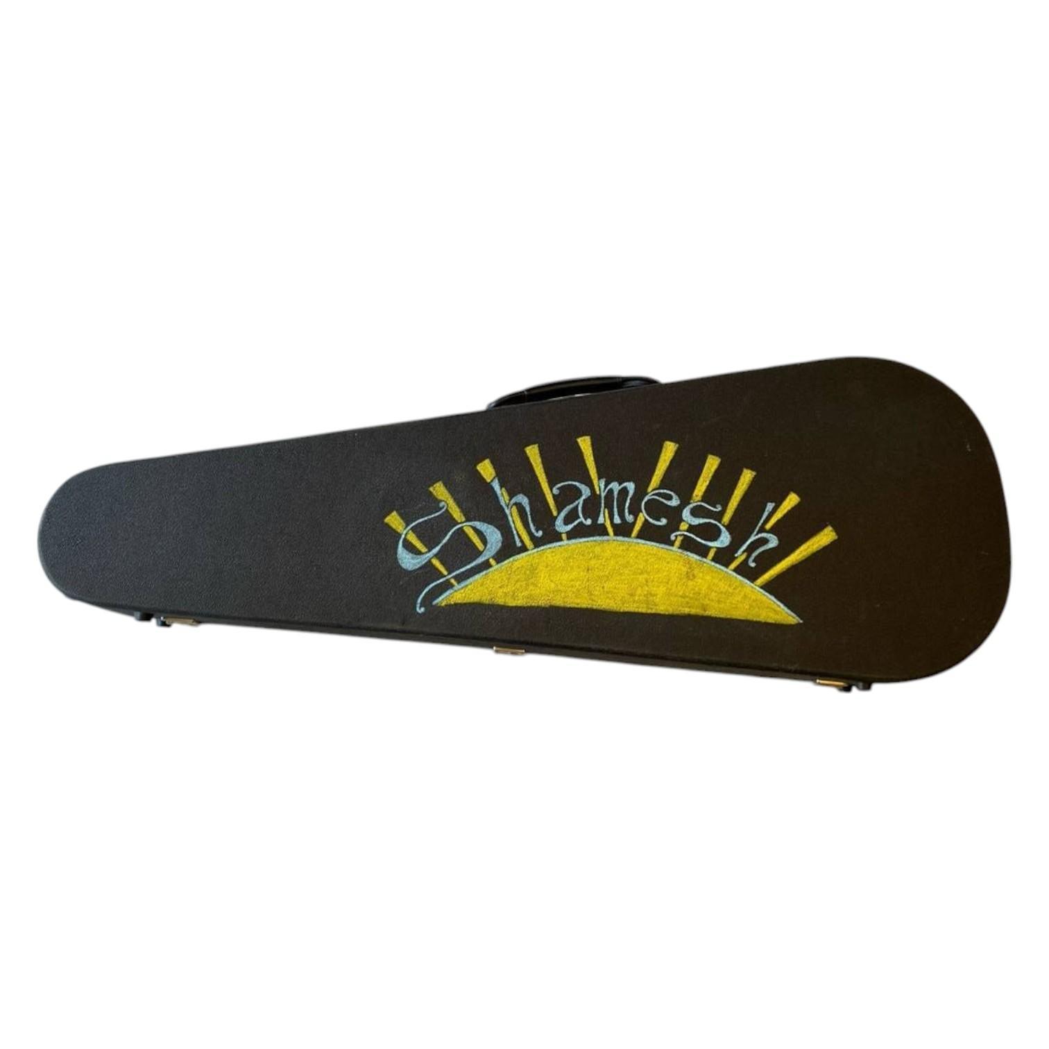 RCH Custodia Rigida per Chitarra Elettrica Usato 1 Custodia rigida nera per chitarra con decorazione personalizzata "Shamesh" e disegno di un sole giallo.