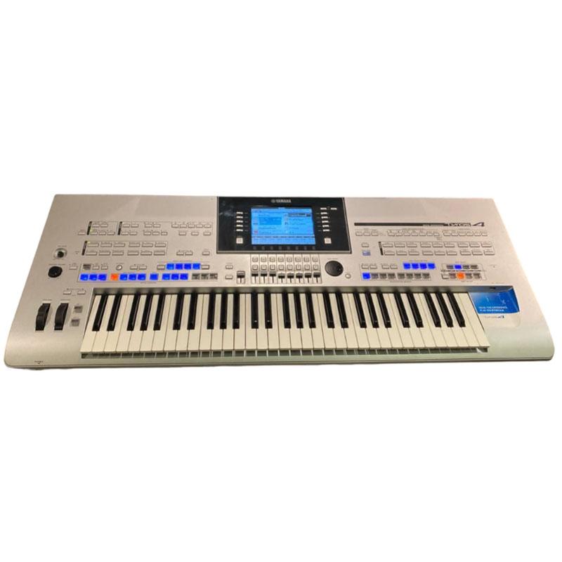 Yamaha Tyros 4 Usato 1 Workstation Yamaha Tyros 4 a 61 tasti, colore argento, con display centrale e ampio pannello di controlli e pulsanti retroilluminati.