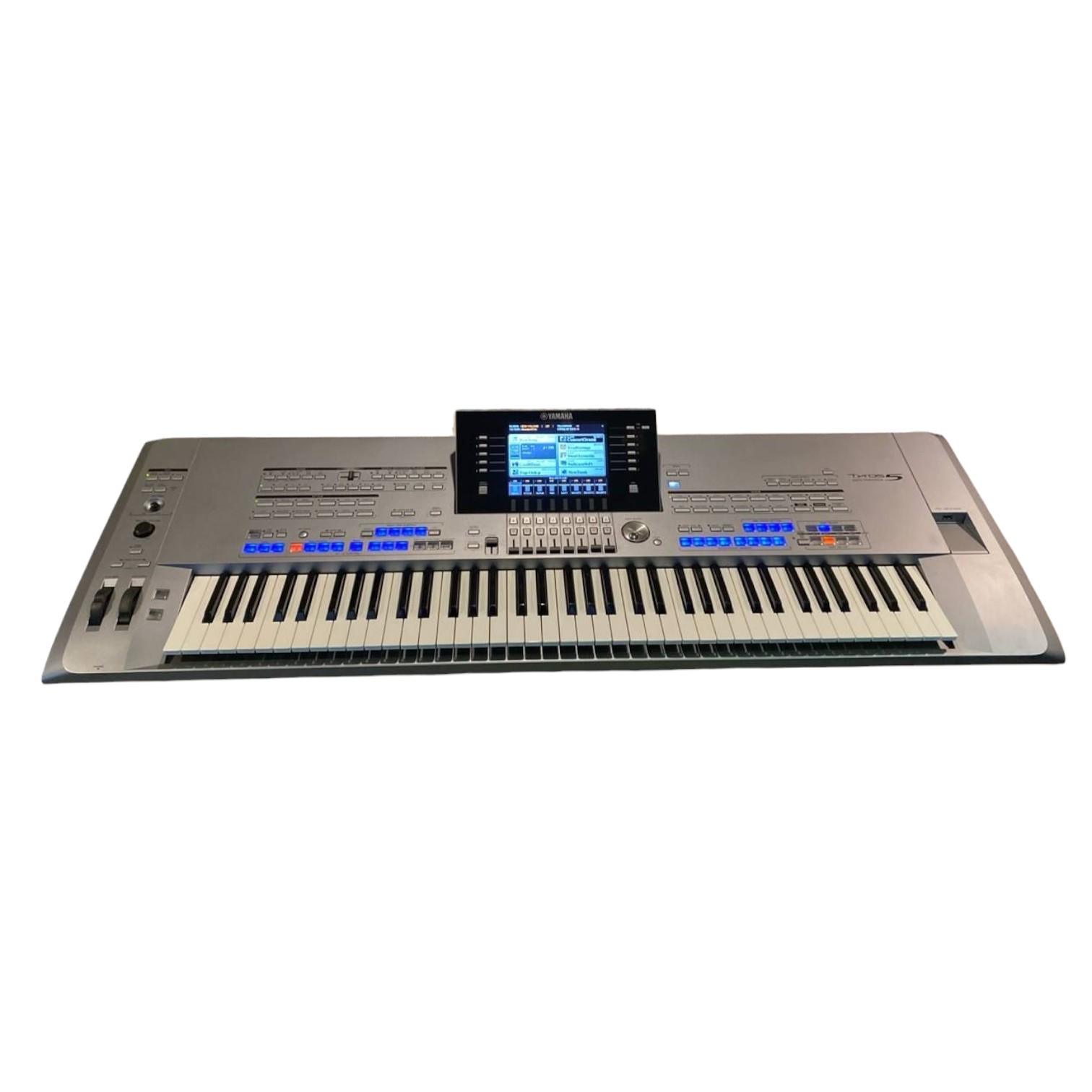 Yamaha Tyros 5 76 – Workstation Arranger 76 Tasti Usato 1 Tastiera arranger Yamaha Tyros 5 con display centrale e pulsanti retroilluminati.