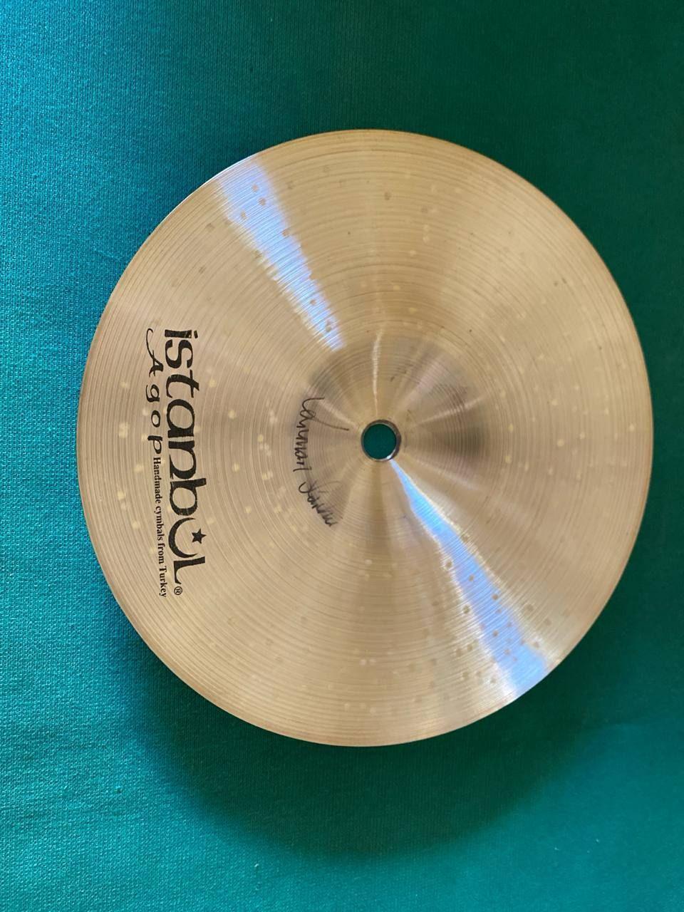 Istanbul Agop Traditional Splash 8" Ex-Demo 2 Piatto Istanbul Agop Traditional Splash firmato a mano sulla campana centrale.