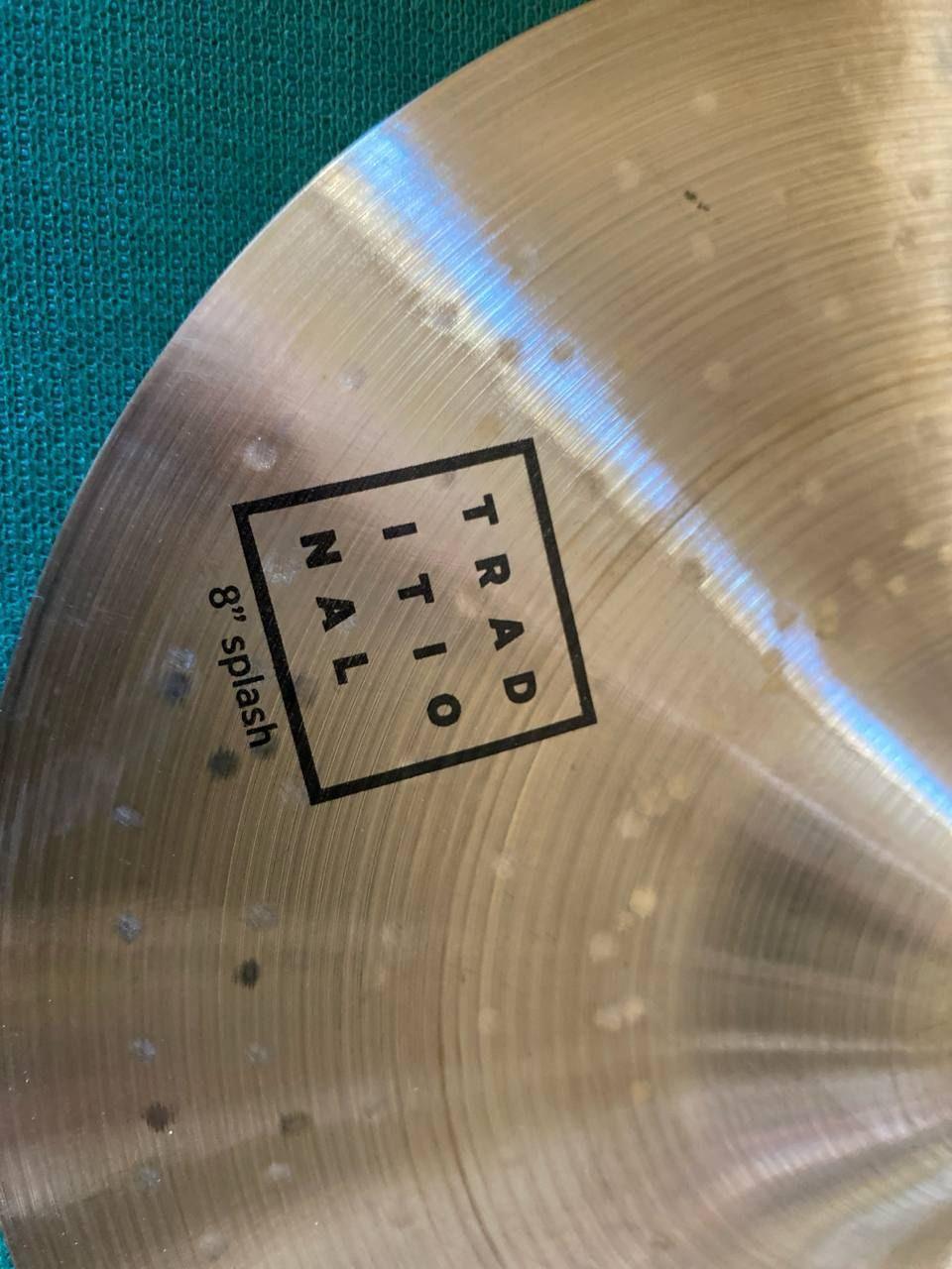 Istanbul Agop Traditional Splash 8" Ex-Demo 3 Dettaglio della scritta Traditional 8" Splash sul piatto Istanbul Agop.
