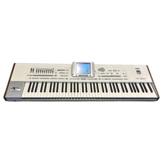 Tastiera Korg Pa2X Pro con display centrale inclinato, pannello comandi esteso e tastiera completa