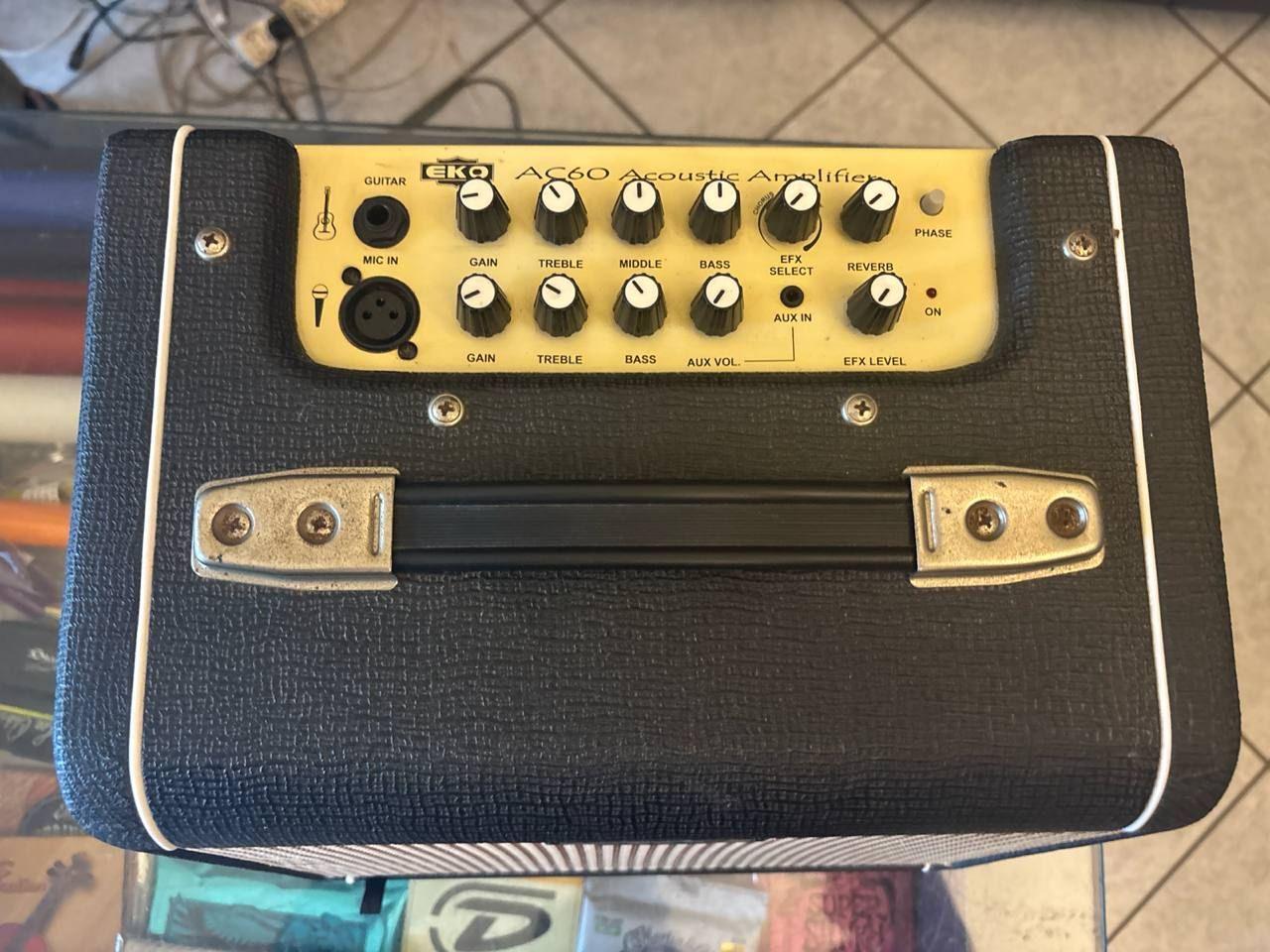 Eko AC60 Amplificatore per Chitarra Acustica 60W USATO 2 Pannello superiore dell’amplificatore EKO AC60 con controlli per due canali, effetti e ingressi ausiliari.