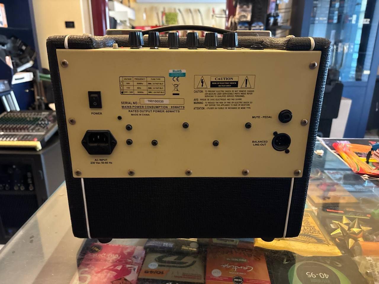 Eko AC60 Amplificatore per Chitarra Acustica 60W USATO 3 Retro dell’amplificatore EKO AC60 con prese di alimentazione, uscita bilanciata e ingresso pedale mute.