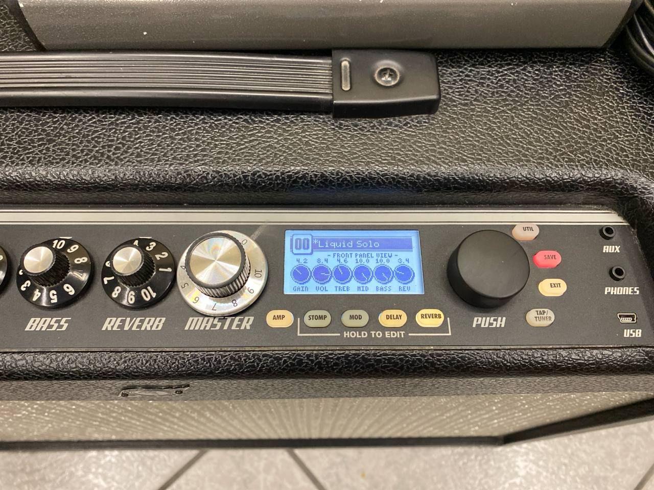 Fender Mustang IV V2 Combo Usato – Amplificatore 2x12" 150W con Pedaliera Inclusa 2 Dettaglio dello schermo LCD e dei controlli digitali dell’amplificatore Fender Mustang IV V2.