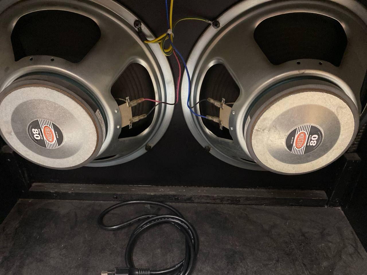 Fender Mustang IV V2 Combo Usato – Amplificatore 2x12" 150W con Pedaliera Inclusa 3 Retro dell’amplificatore Fender Mustang IV V2 che mostra i due speaker Celestion G12P-80.