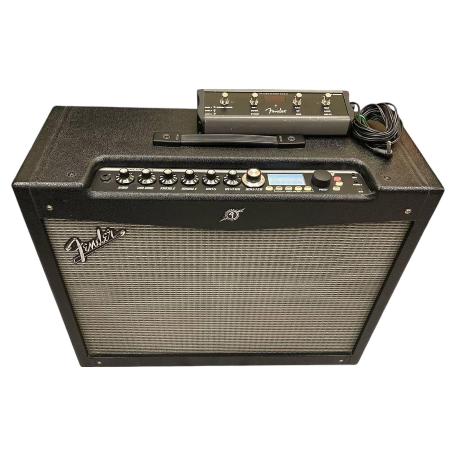 Fender Mustang IV V2 Combo Usato – Amplificatore 2x12" 150W con Pedaliera Inclusa 1 Amplificatore Fender Mustang IV V2 combo con pedaliera MS4 sopra, visto dall’alto. Alt: