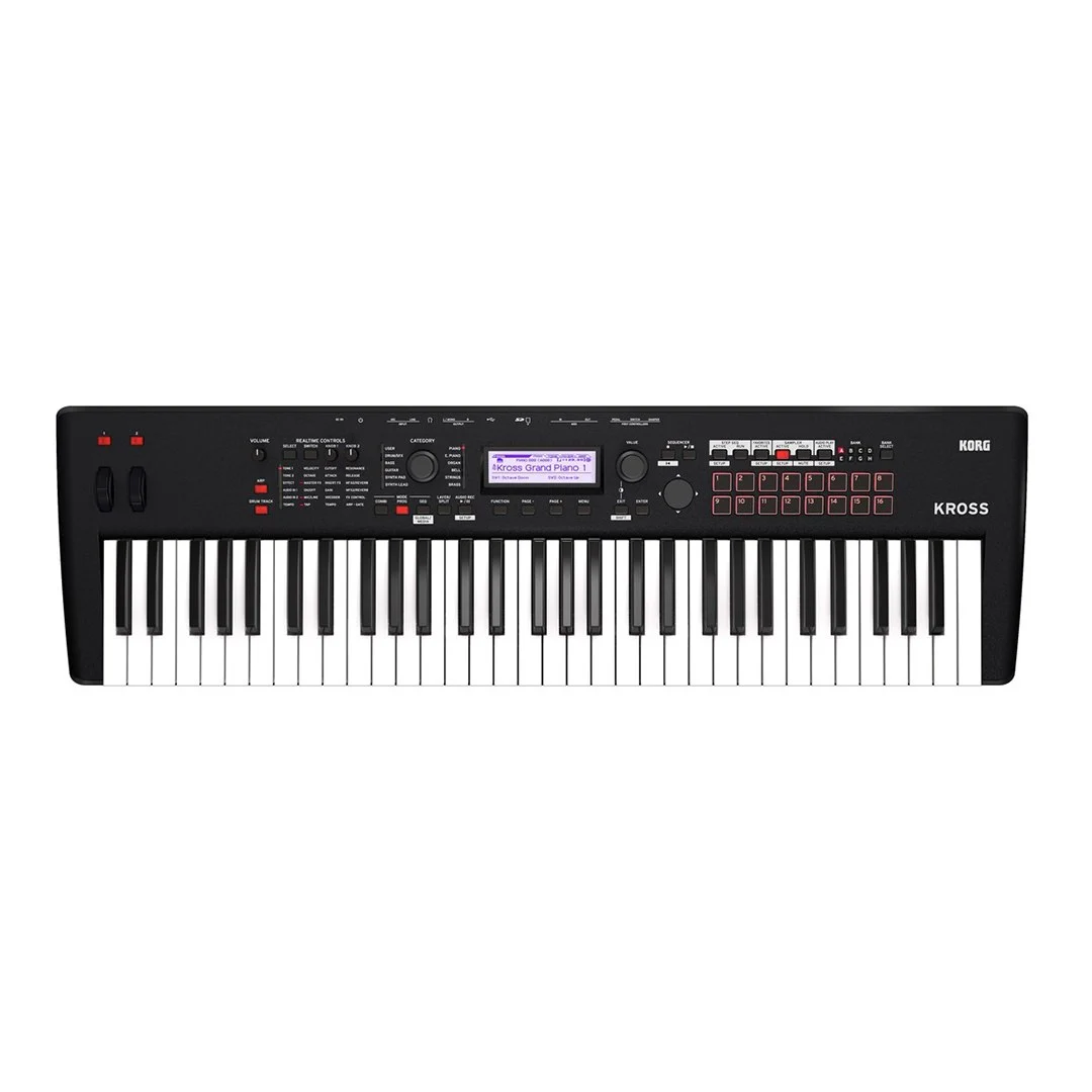 KORG Kross 2 61 1 Tastiera Korg Kross 2 a 61 tasti, vista frontale con schermo LCD centrale e pulsanti di controllo