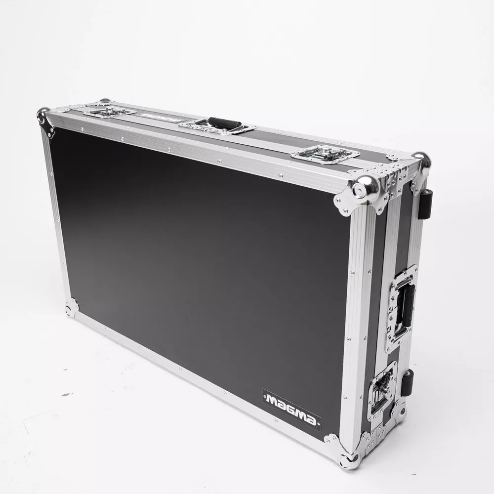 Magma DJ-Controller Case XDJ-AZ 2 Vista posteriore della valigia Magma chiusa per controller DJ, con maniglie e bordi in metallo.