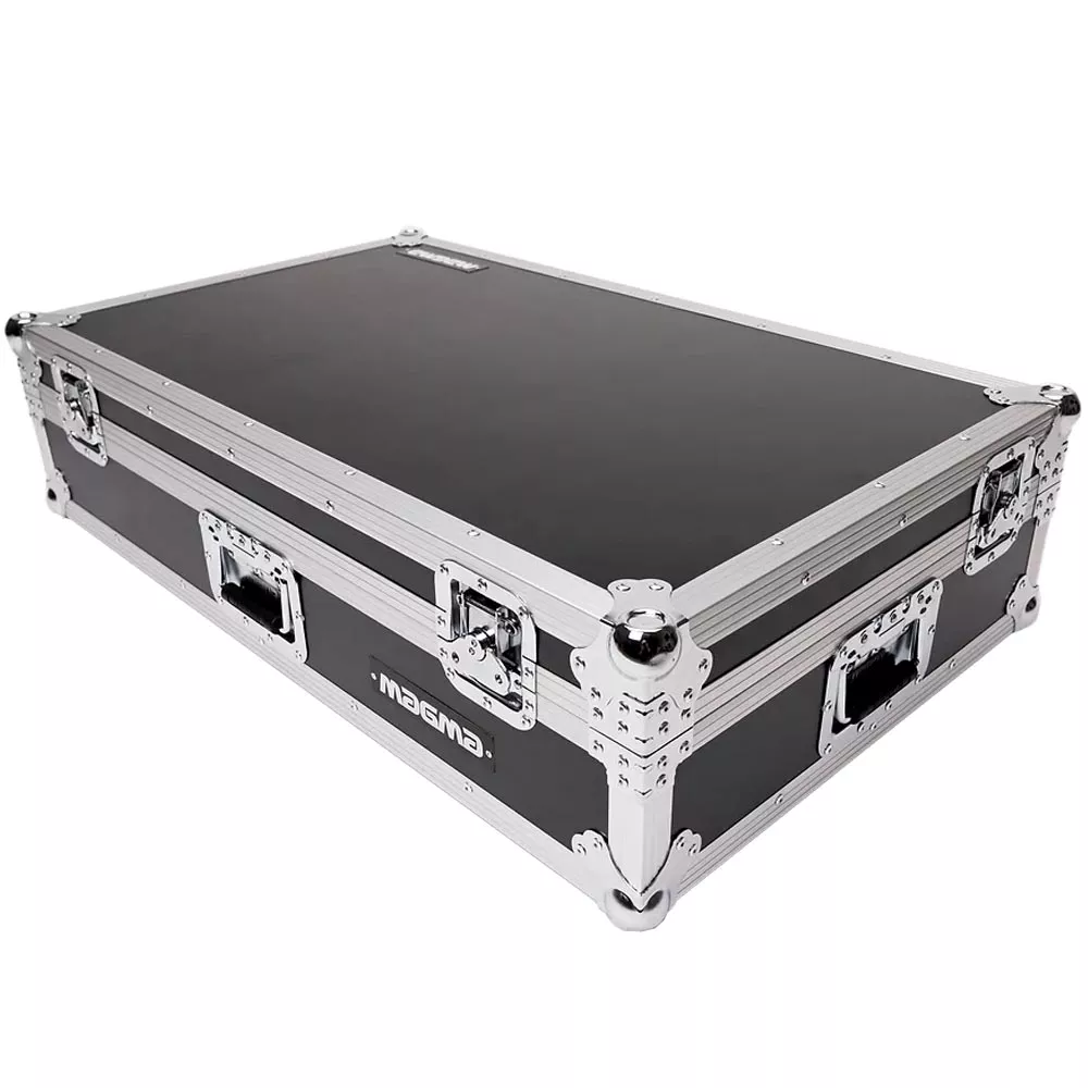Magma DJ-Controller Case XDJ-AZ 3 Vista inclinata del case Magma DJ chiuso, con logo laterale e bordi rinforzati in metallo.
