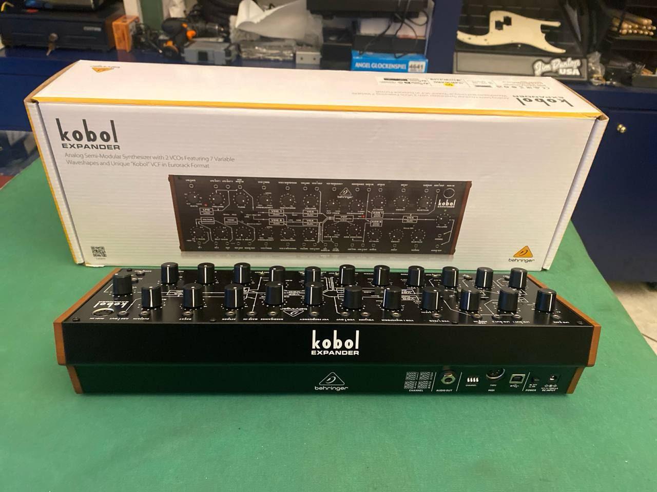 Behringer Kobol Expander EX DEMO 2 retro del Behringer Kobol Expander con scatola originale e connessioni audio e MIDI visibili.