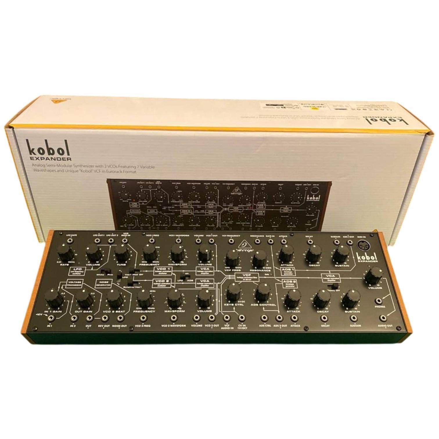 Behringer Kobol Expander EX DEMO 1 sintetizzatore semi-modulare Behringer Kobol Expander con manopole analogiche e confezione originale sullo sfondo.