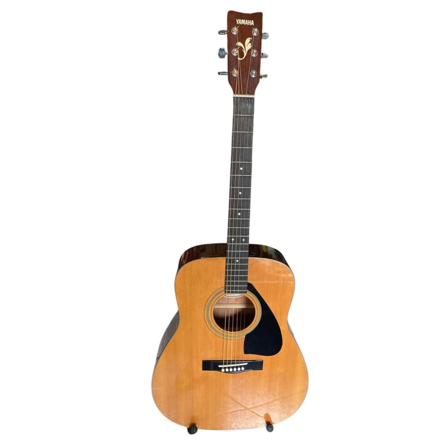 Yamaha FG 405 Chitarra Acustica USATO 1 chitarra acustica Yamaha FG-405 con corpo in legno naturale e battipenna nero, vista frontale completa.