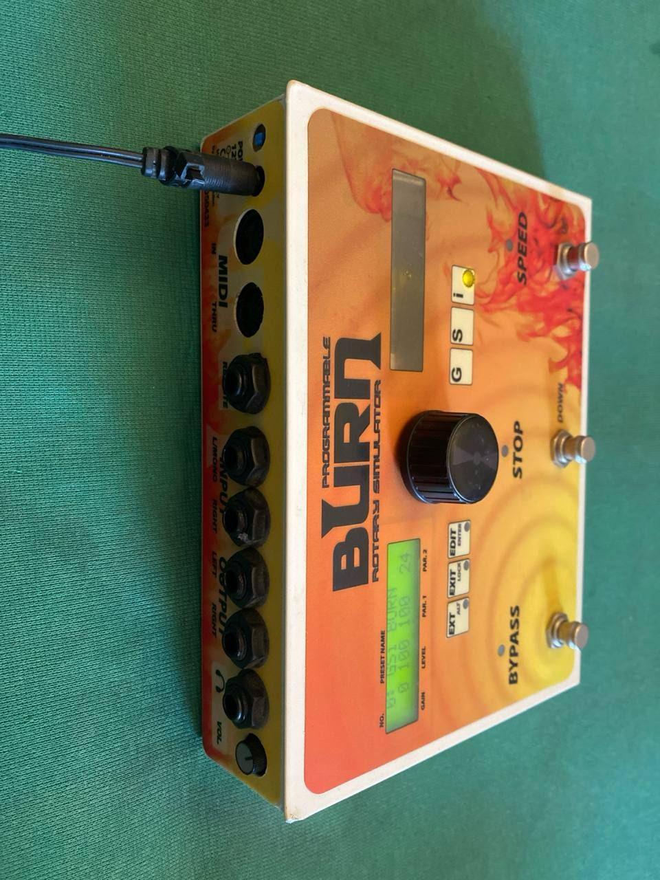 Crumar GSI Burn Programmable Rotary Simulator USATO 2 vista laterale del Crumar GSi Burn con ingressi e uscite audio e MIDI collegati.
