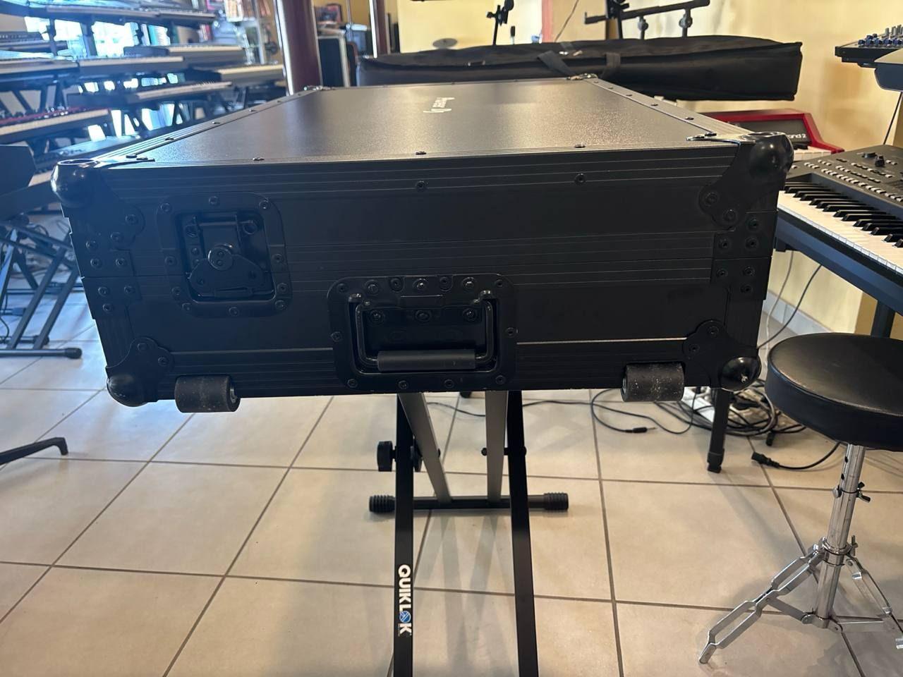 Zomo Flightcase P-XDJ-XZ NSE 2 Flight case rigida con maniglia incassata, chiusura a farfalla e angolari protettivi