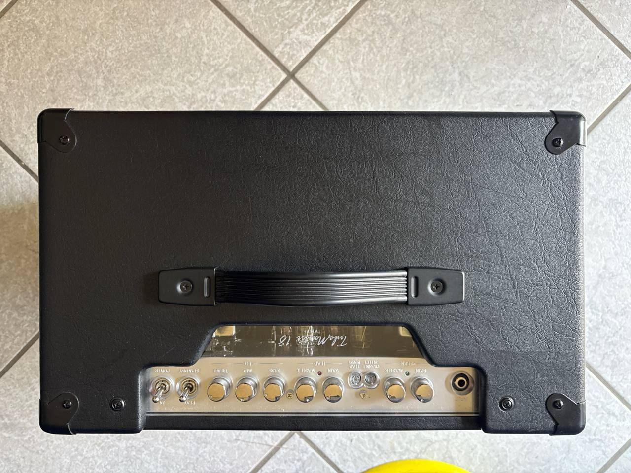 Hughes & Kettner Tubemeister 18 Combo USATO 2 Vista dall’alto amplificatore Hughes & Kettner con maniglia e pannello comandi con manopole e switch