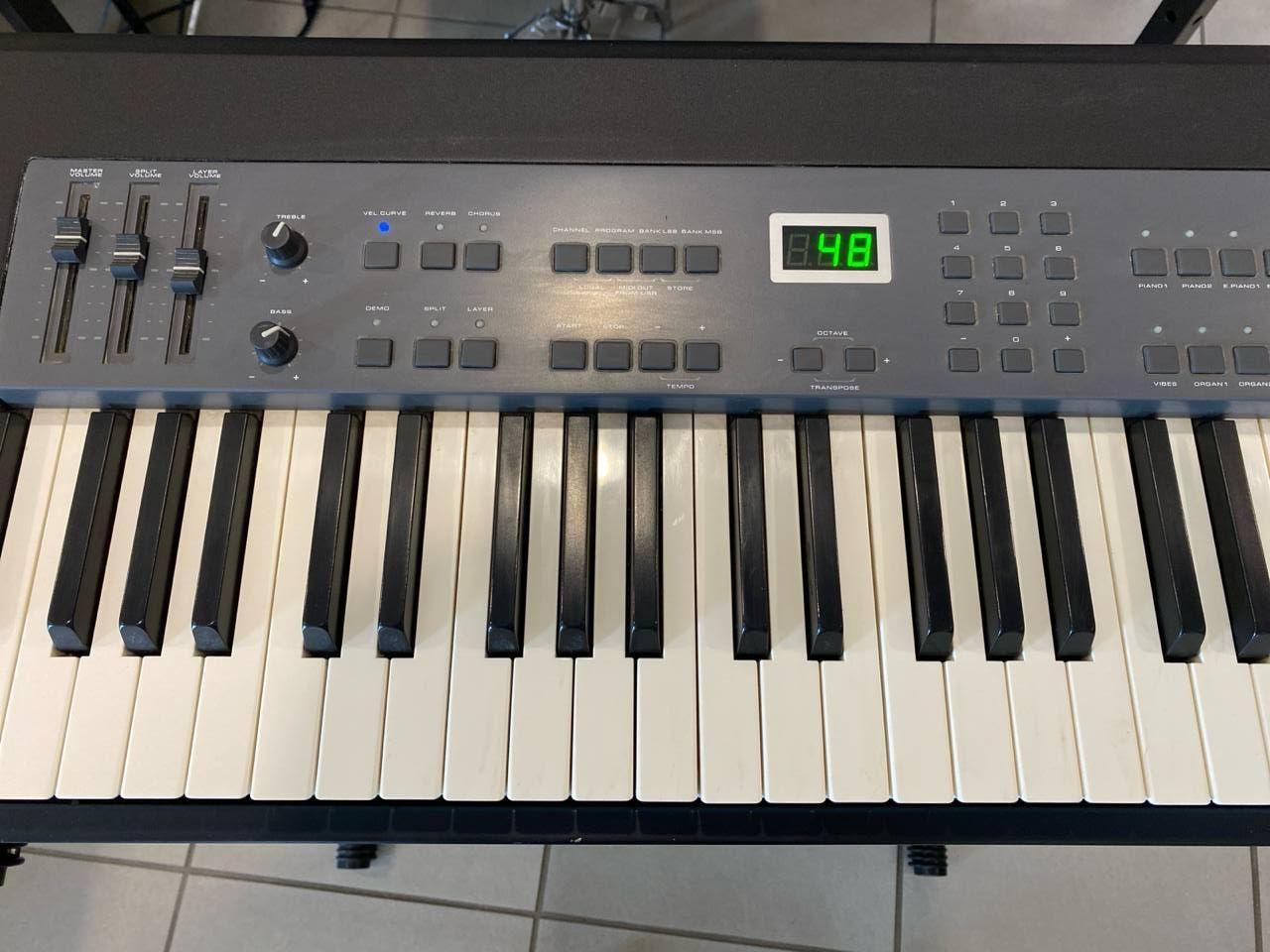 M-Audio Prokeys 88 USATO 6 Pannello comandi M-Audio ProKeys 88 con display, fader, pulsanti e tastiera a 88 tasti