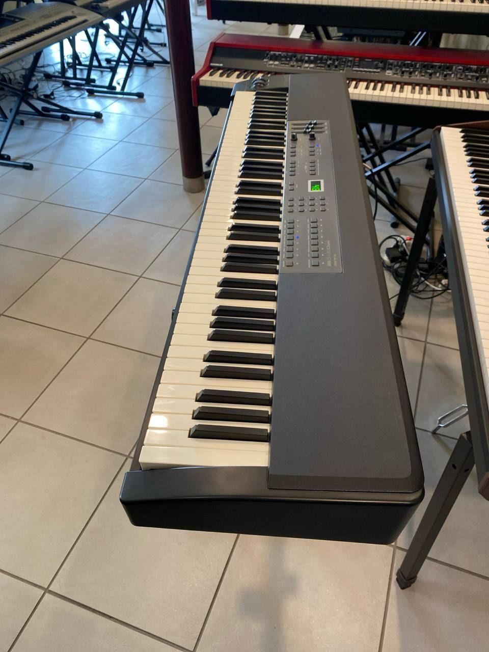 M-Audio Prokeys 88 USATO 4 Vista laterale della tastiera digitale M-Audio ProKeys 88 con pannello comandi integrato