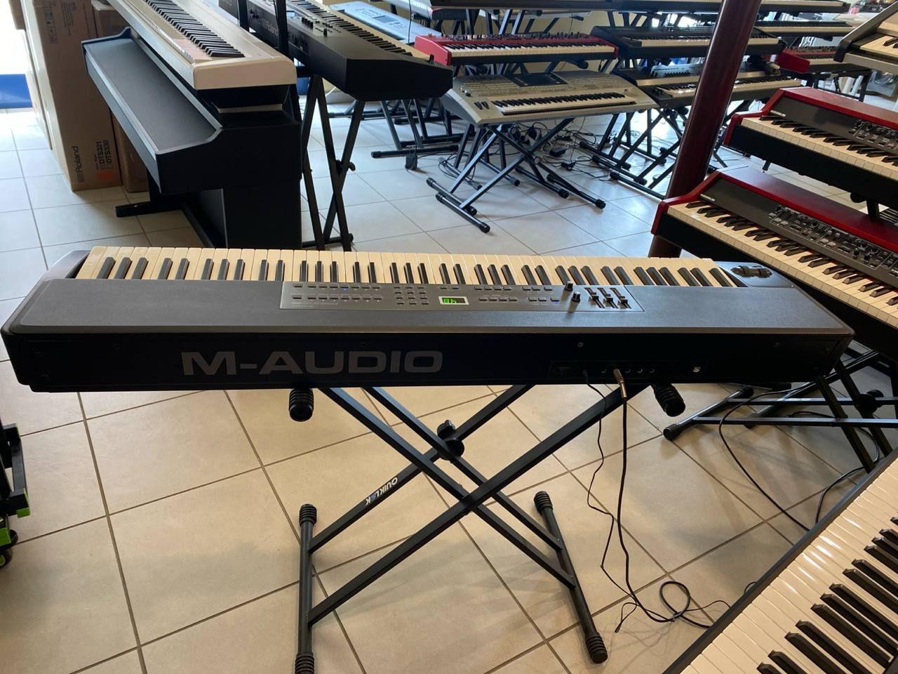M-Audio Prokeys 88 USATO 3 M-Audio ProKeys 88 su supporto con tastiera a 88 tasti, display e controlli superiori