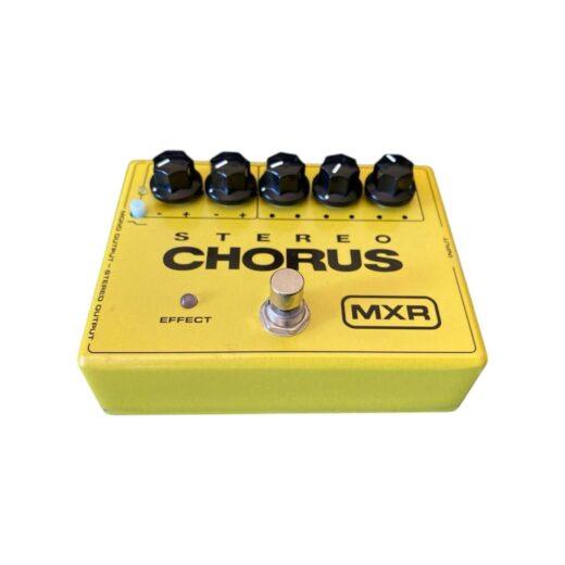 Pedale MXR Stereo Chorus giallo con cinque manopole, footswitch, LED effect e logo MXR