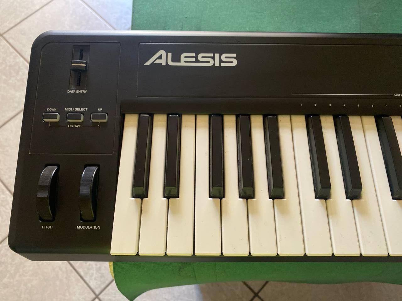 Alesis Q61 Usata 2 Dettaglio Alesis Q61 con ruote pitch e modulation, slider data entry e comandi octave