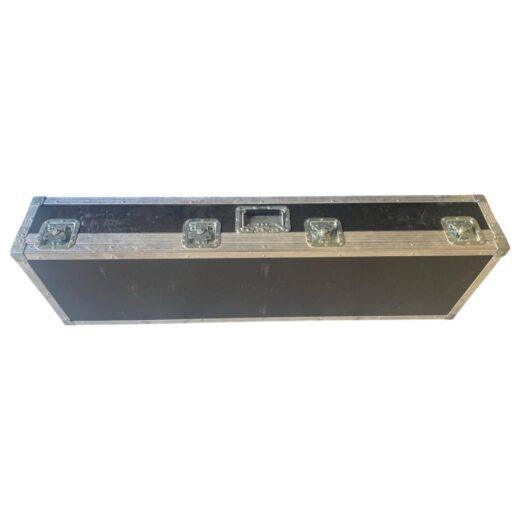 Flight case rigido con profili in alluminio, maniglia incassata e quattro chiusure metalliche