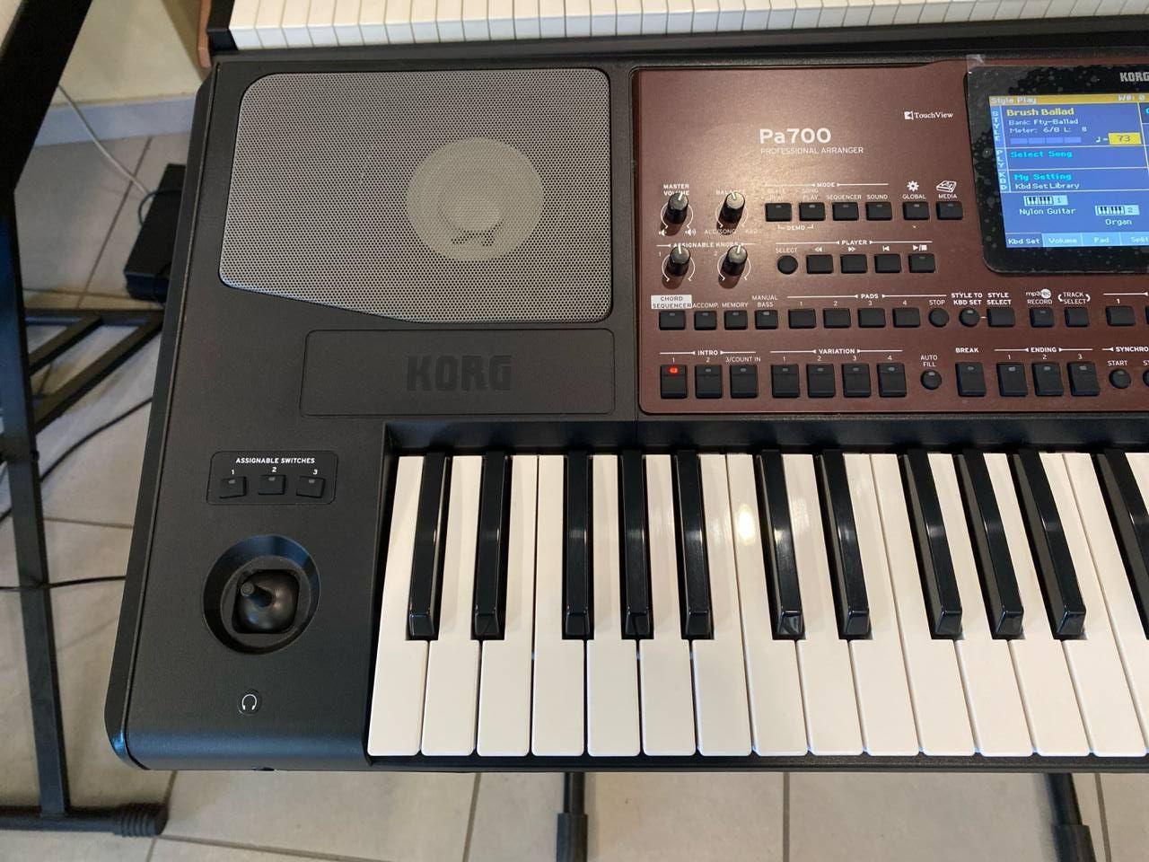 Korg PA700 Tastiera Arranger 61 Tasti USATO 2 Dettaglio sinistro della Korg Pa700 con altoparlante, joystick, tasti assegnabili e tastiera