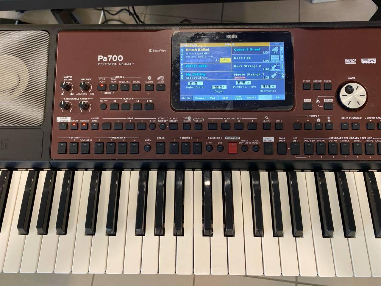 Korg PA700 Tastiera Arranger 61 Tasti USATO 7 Pannello centrale Korg Pa700 con touchscreen acceso, controlli arranger e sezione della tastiera