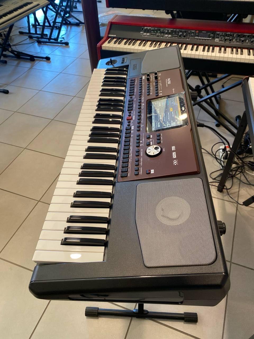 Korg PA700 Tastiera Arranger 61 Tasti USATO 5 Korg Pa700 vista angolata con tastiera, touchscreen, pannello comandi e altoparlante destro