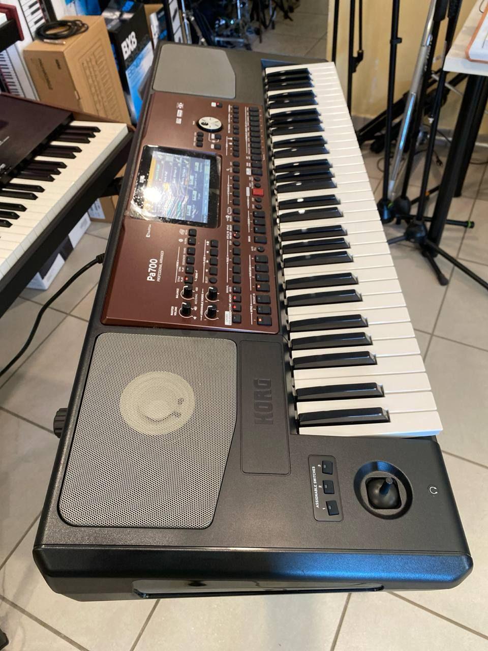 Korg PA700 Tastiera Arranger 61 Tasti USATO 4 Korg Pa700 vista angolata con altoparlante sinistro, joystick, touchscreen e tastiera completa
