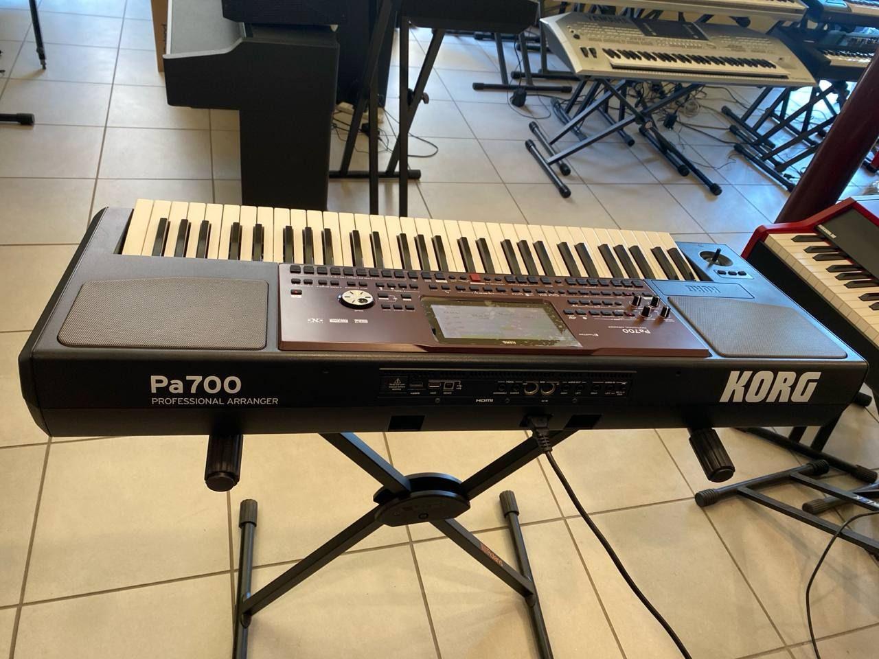 Korg PA700 Tastiera Arranger 61 Tasti USATO 3 Korg Pa700 vista rialzata con tastiera, altoparlanti, pannello comandi e sezione connessioni
