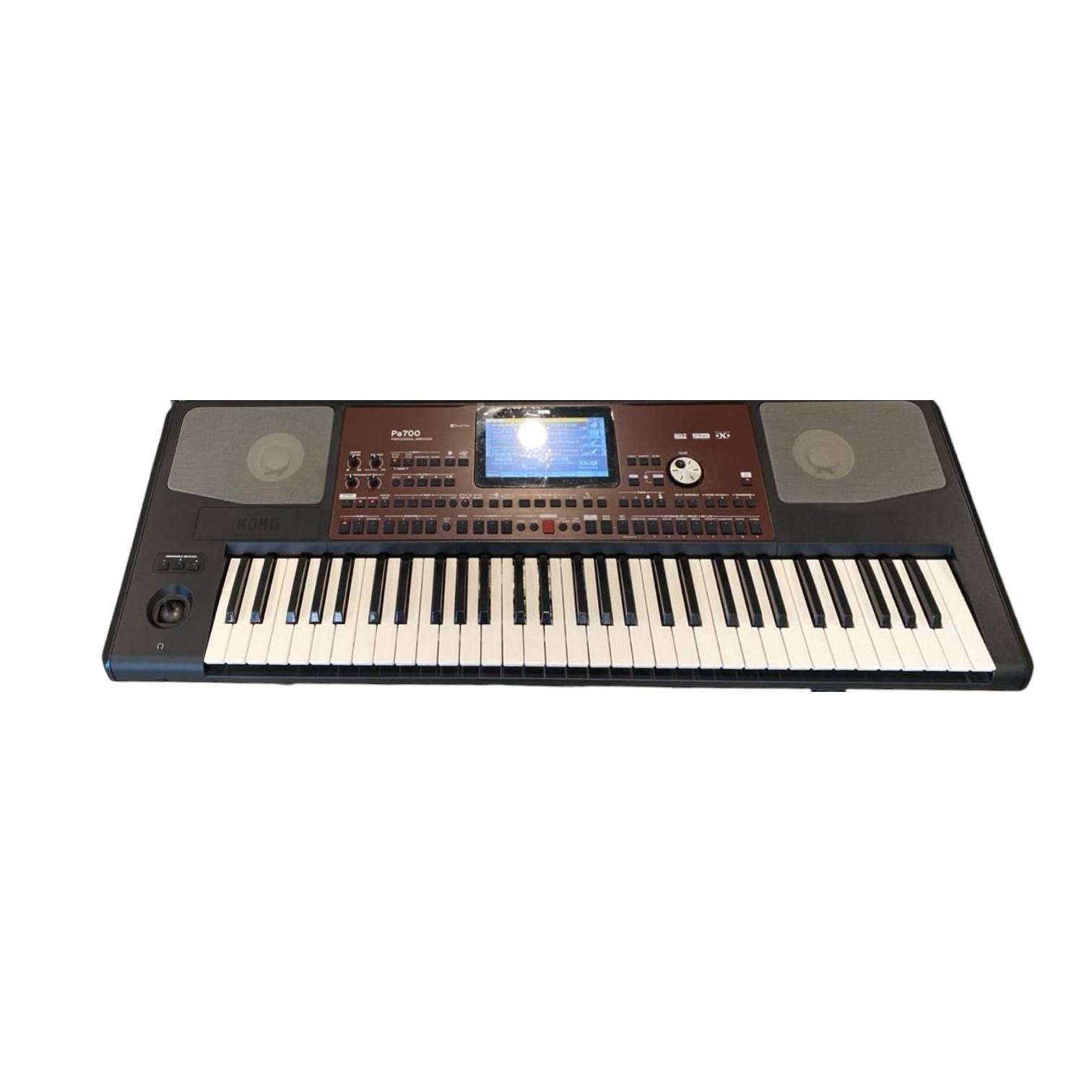 Korg PA700 Tastiera Arranger 61 Tasti USATO 1 Tastiera arranger Korg Pa700 con touchscreen, pannello comandi, tastiera completa e altoparlanti integrati