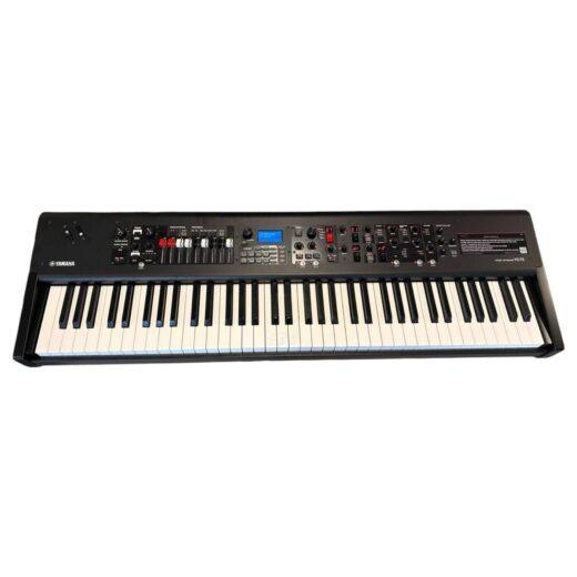 Tastiera stage Yamaha YC73 completa con 73 tasti, display, drawbar e controlli sul pannello superiore