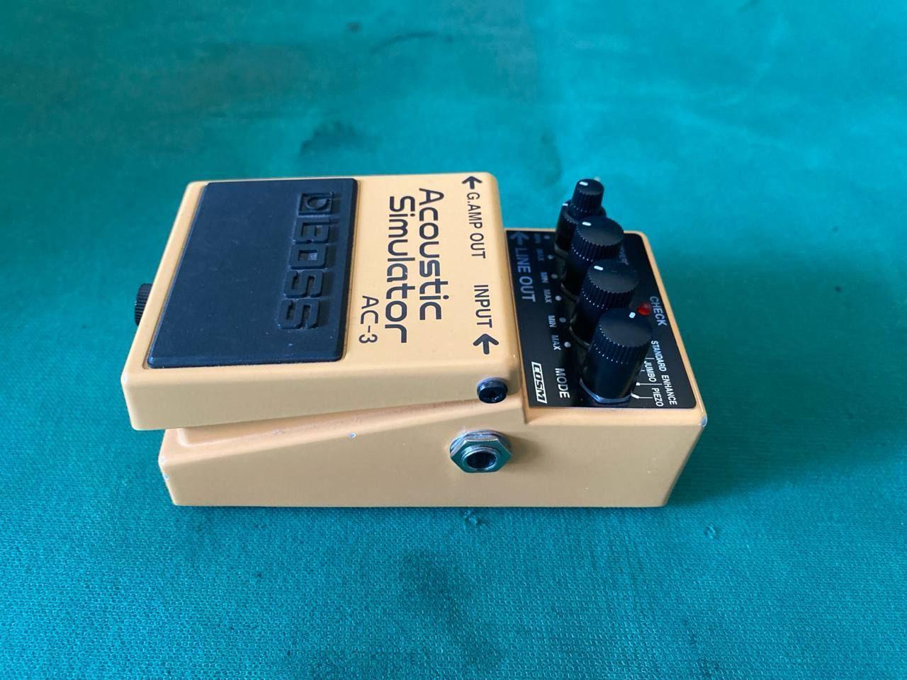 Boss AC-3 Acoustic Simulator USATO 3 Boss AC-3 Acoustic Simulator vista angolata con quattro controlli, switch e presa jack Input