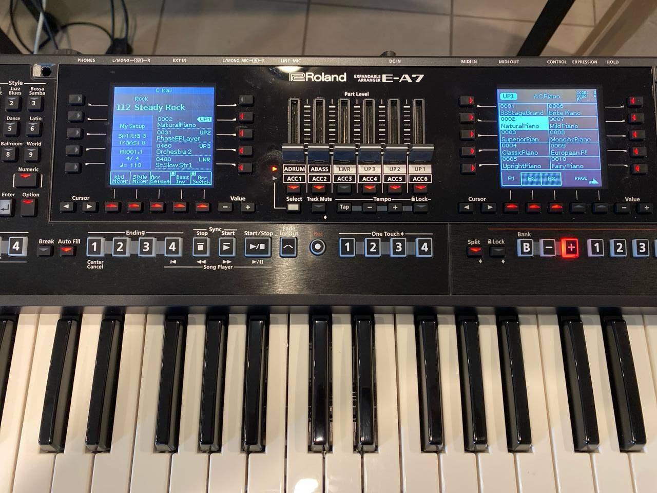 Roland E-A7 Usato 6 Pannello centrale Roland E-A7 con due display, fader Part Level e controlli arranger