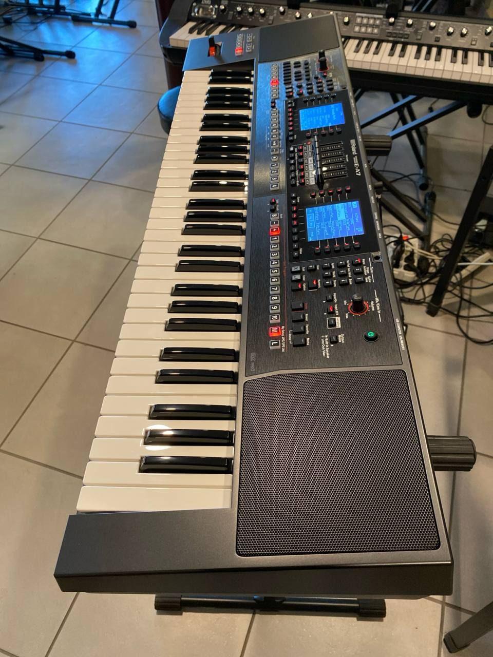 Roland E-A7 Usato 4 Roland E-A7 vista inclinata con 61 tasti, doppio display, pannello comandi e altoparlanti