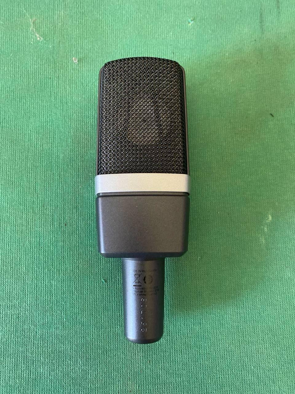 AKG C214 USATO 3 AKG C214 microfono a condensatore visto posteriormente con griglia metallica e corpo professionale
