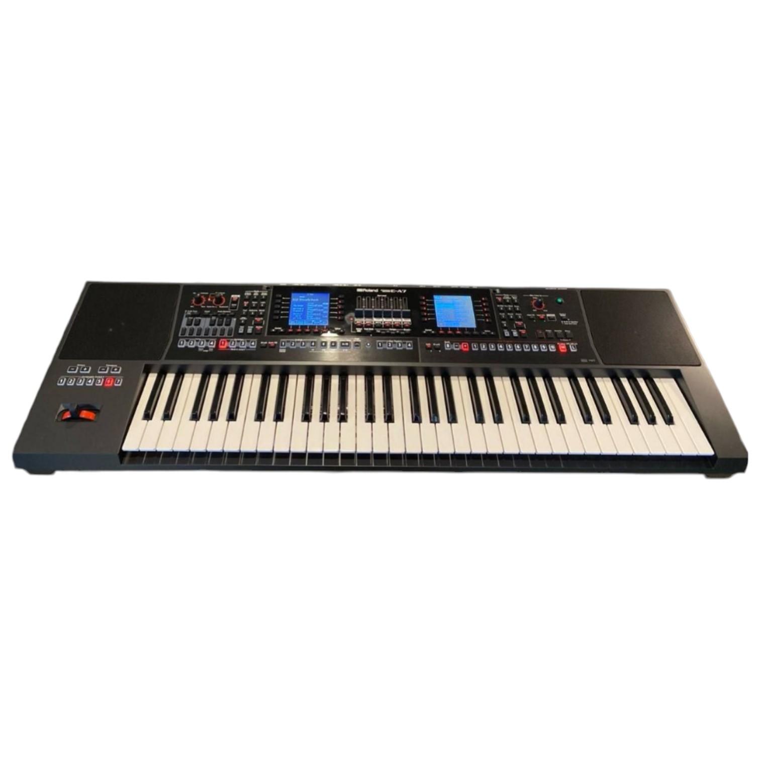 Roland E-A7 Usato 1 Tastiera arranger Roland E-A7 con 61 tasti, doppio display, pannello comandi e altoparlanti integrati